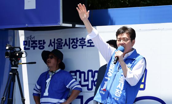 시민들과 인사하는 정원오 후보