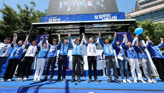 구로구민들에게 인사하는 정원오 후보