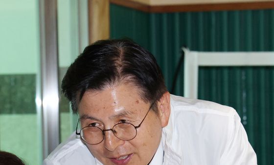 시민들에게 지지 호소하는 황교안