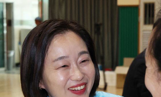 시민들에게 지지 호소하는 김재연 후보