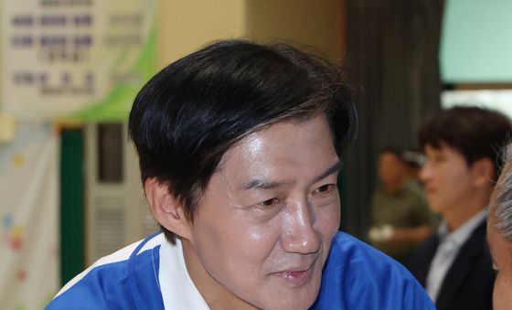 시민들에게 인사하는 조국