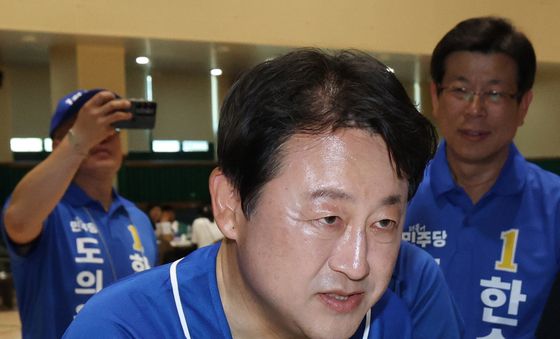 시민들과 인사 나누는 김용남