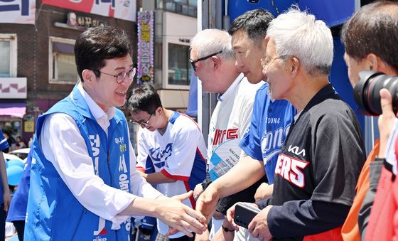 프로야구 레전드들과 악수하는 정원오 후보