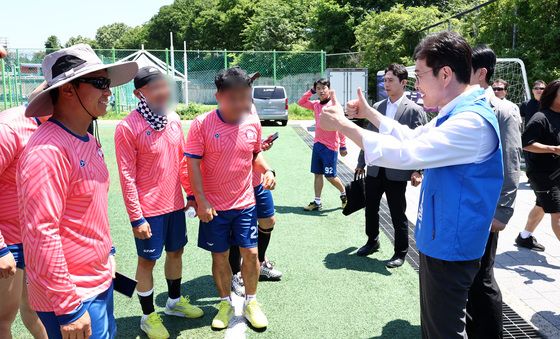족구대회 찾아 시민들과 인사하는 정원오 후보