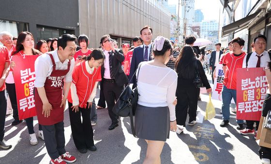 인사하는 장동혁 대표 '본투표 독려'