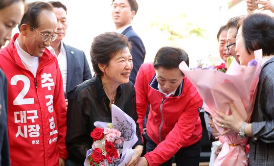 꽃다발 받는 박근혜 전 대통령