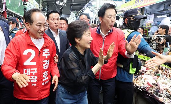 추경호 후보와 서문시장 찾은 박근혜 전 대통령