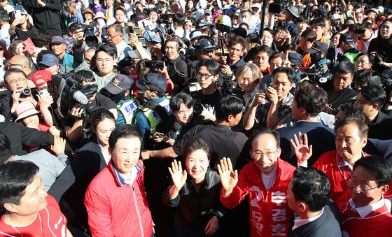 박근혜 찾은 서문시장 '구름 인파'