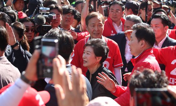 박근혜 찾은 서문시장 '구름 인파'