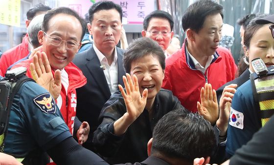 손 흔드는 박근혜