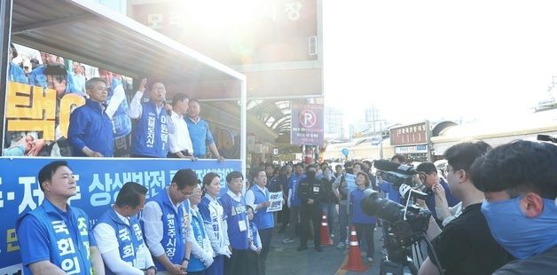 모래내시장 찾아 지지 호소하는 이원택 후보