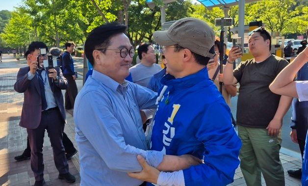 포옹하는 우원식과 김상욱