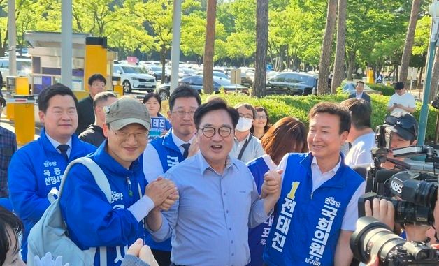 김상욱과 전태진 지원사격 하는 우원식
