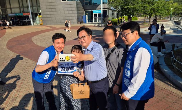 시민들과 셀카 찍는 우원식
