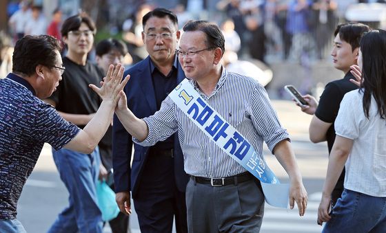 김부겸과 하이파이브