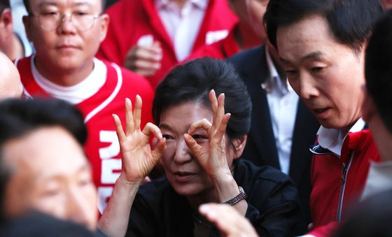 박근혜, 수성못 찾아 시민과 인사