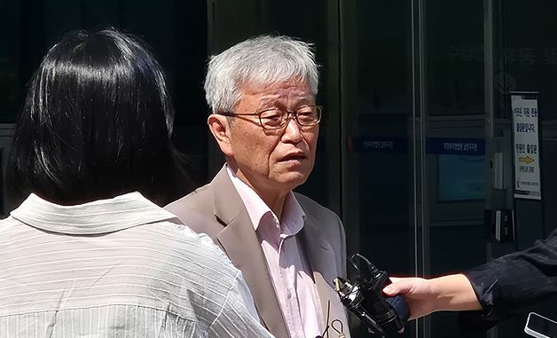 취재진 질문에 답하는 김창민 감독 아버지