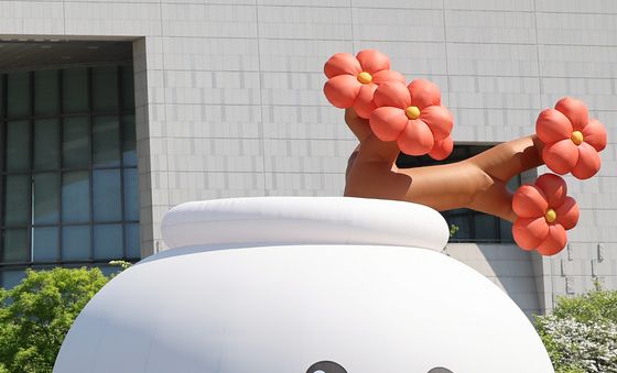 거울못에 뜬 '백자 춘항아리'