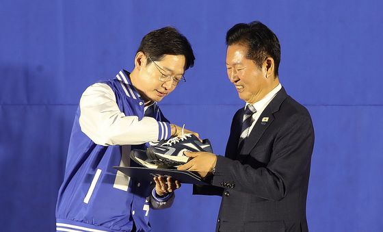 선거 운동화 전달하는 정청래 대표