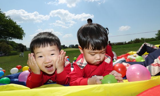 골프장에서 노는 아이들