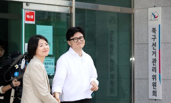 한지아 의원과 악수하는 한동훈 부산 북갑 예비후보