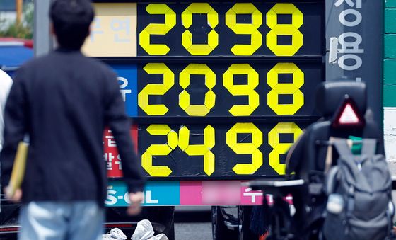 2000원대 기름값이 소비자물가도 강하게 압력