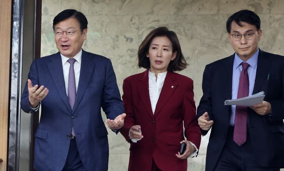 긴급토론회 입장하는 정점식·나경원·윤상현