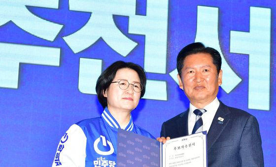 정청래 대표, 박희정 포항시장 후보자 추천서 수여
