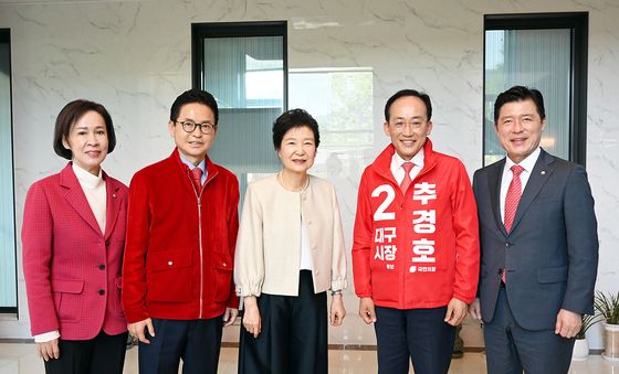 추경호·이철우 후보, 박근혜 전 대통령과 기념촬영