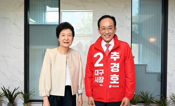 박근혜 전 대통령과 기념촬영하는 추경호