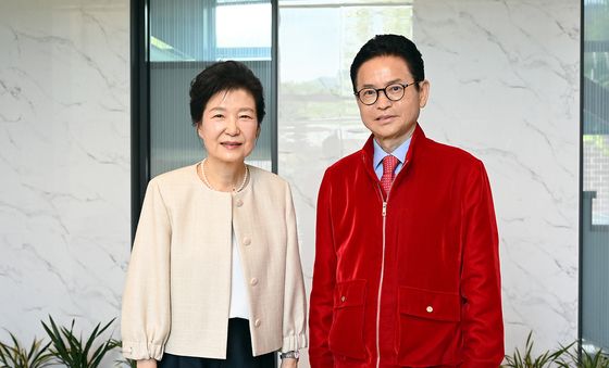 박근혜 전 대통령과 기념촬영하는 이철우