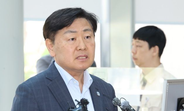 질의에 답변하는 김관영 도지사