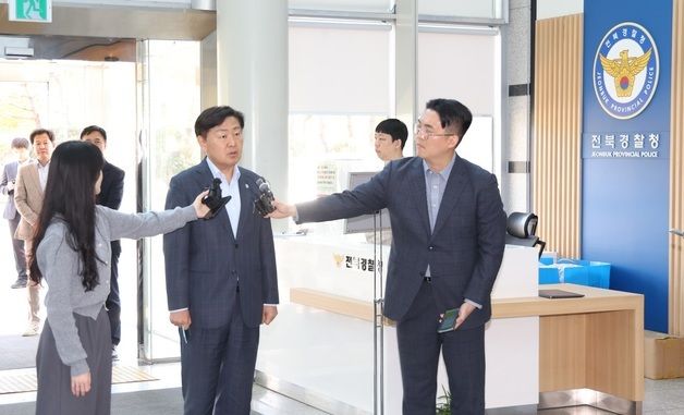 현금 제공 혐의 조사 위해 경찰 출석한 김관영 도지사