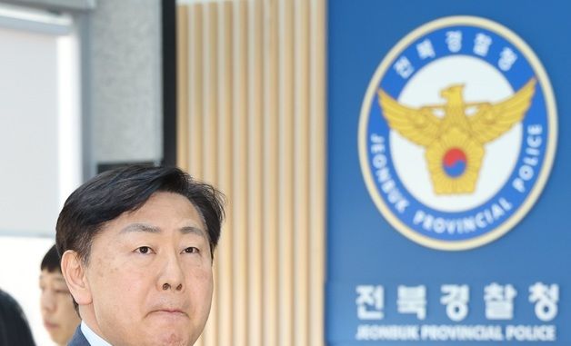 '공직선거법 위반 혐의' 경찰 출석한 김관영 도지사