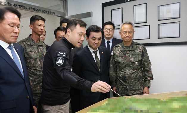 수방사 특정경비지구 찾아 대비태세 점검하는 안규백 장관