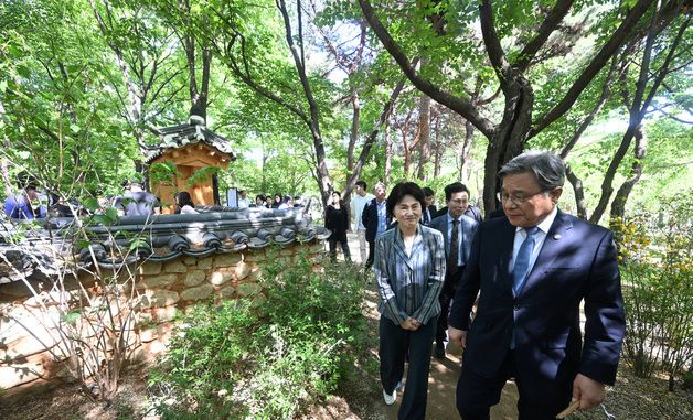 K-헤리티지정원 둘러보는 허민 국가유산청장