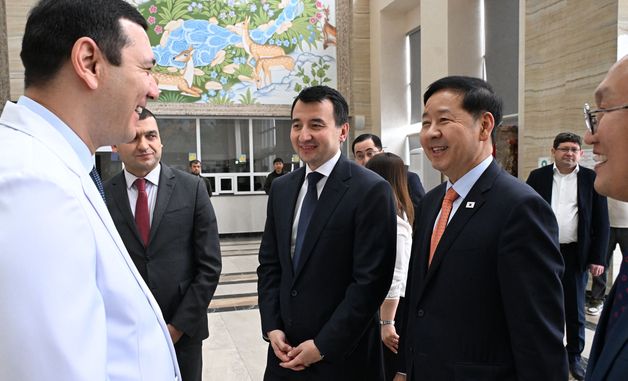 구윤철 경제부총리, 우즈벡 국립아동병원 방문