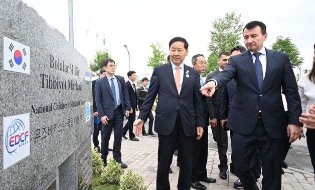 잠시드 호자예프 우즈벡 부총리와 대화 나누는 구윤철 부총리