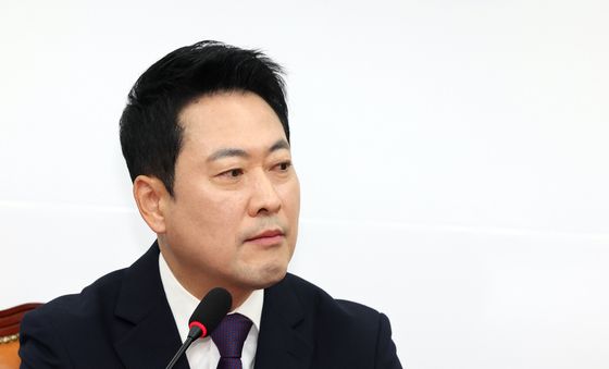 생각에 잠긴 장동혁 대표