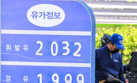 국제유가 급등···휘발유 값도 2000원 넘게 유지중