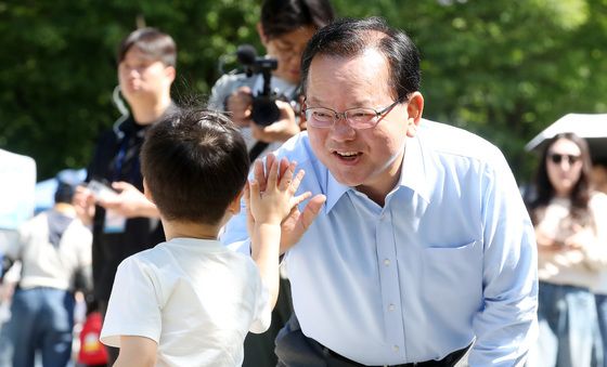 어린이와 인사 나누는 김부겸