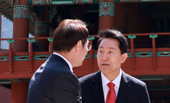악수 나누는 국민의힘 오세훈 서울시장 후보와 유정복 인천시장 후보