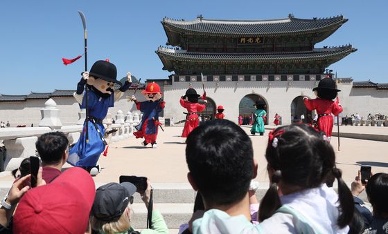 아빠 품에 안겨 보는 수문장 교대의식