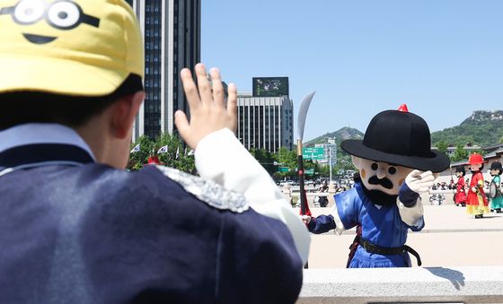 인형탈 쓴 수문장 '어린이 안녕'