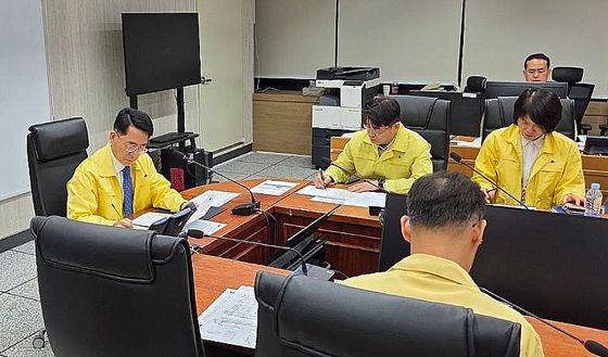 호르무즈 선박 화재·폭발 관련 긴급회의 갖는 해수부