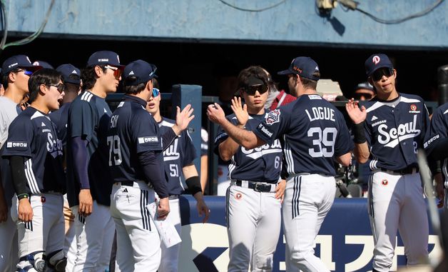 동료들의 축하 받는 잭 로그