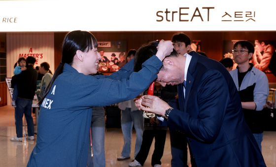 김동문 협회장에게 메달 걸어주는 이소희