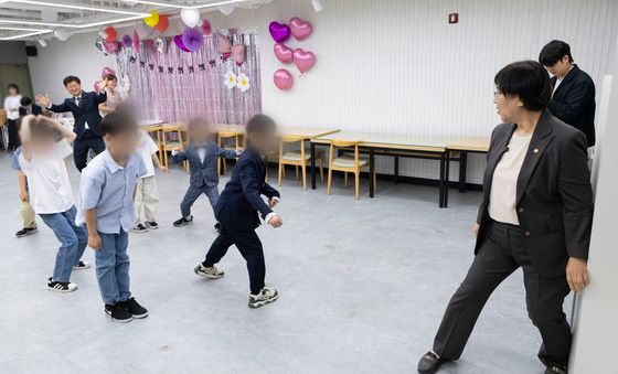 아동양육시설 찾은 정은경 장관 '오늘은 내가 술래'