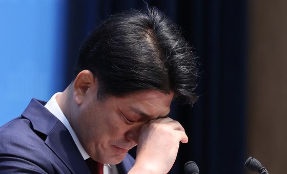 눈물 흘리는 이용