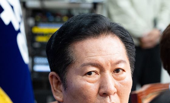 코스피 지수 확인하는 정청래 대표